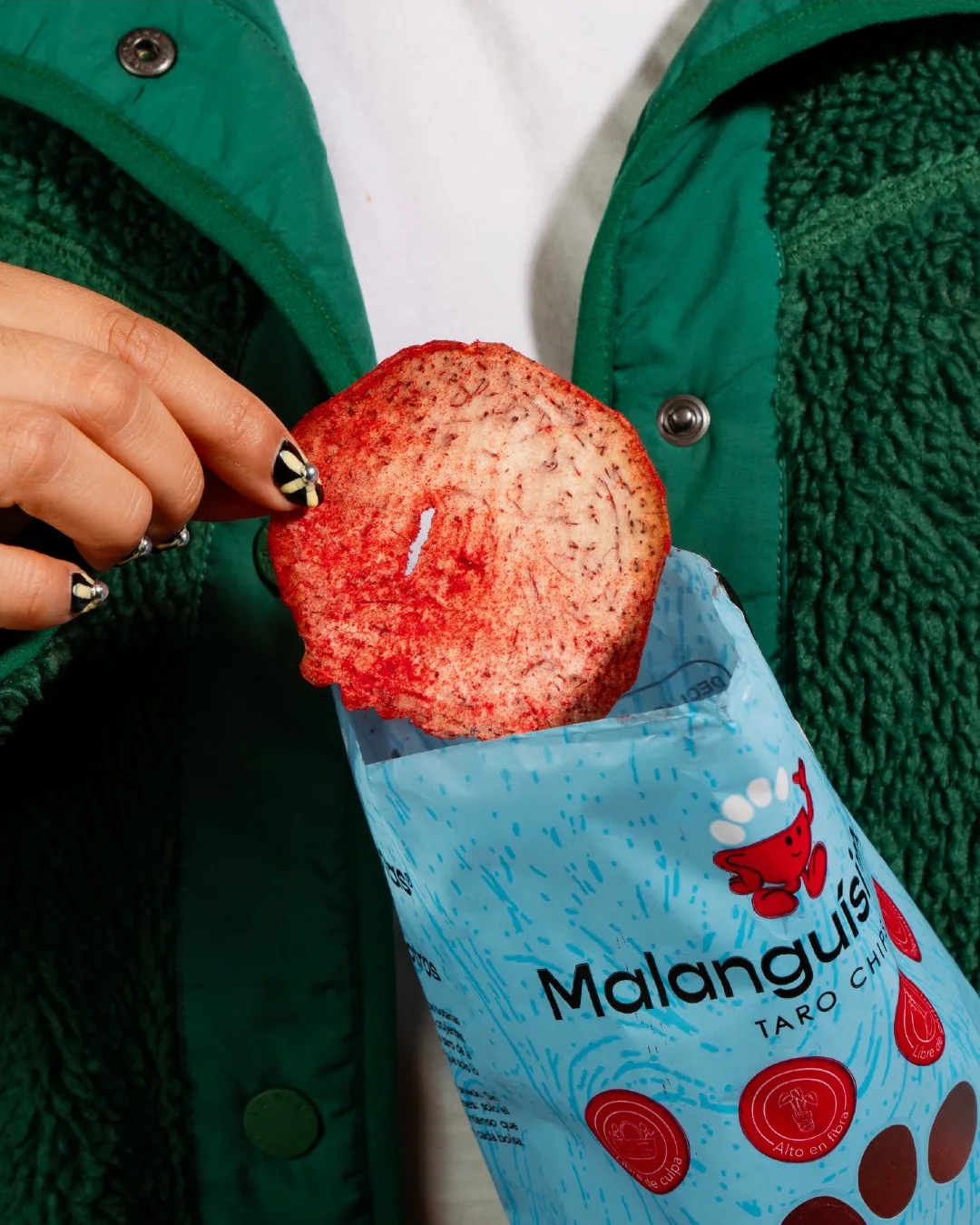 Chip de malanga con chile recién sacado de una bolsa de Malanguísimas