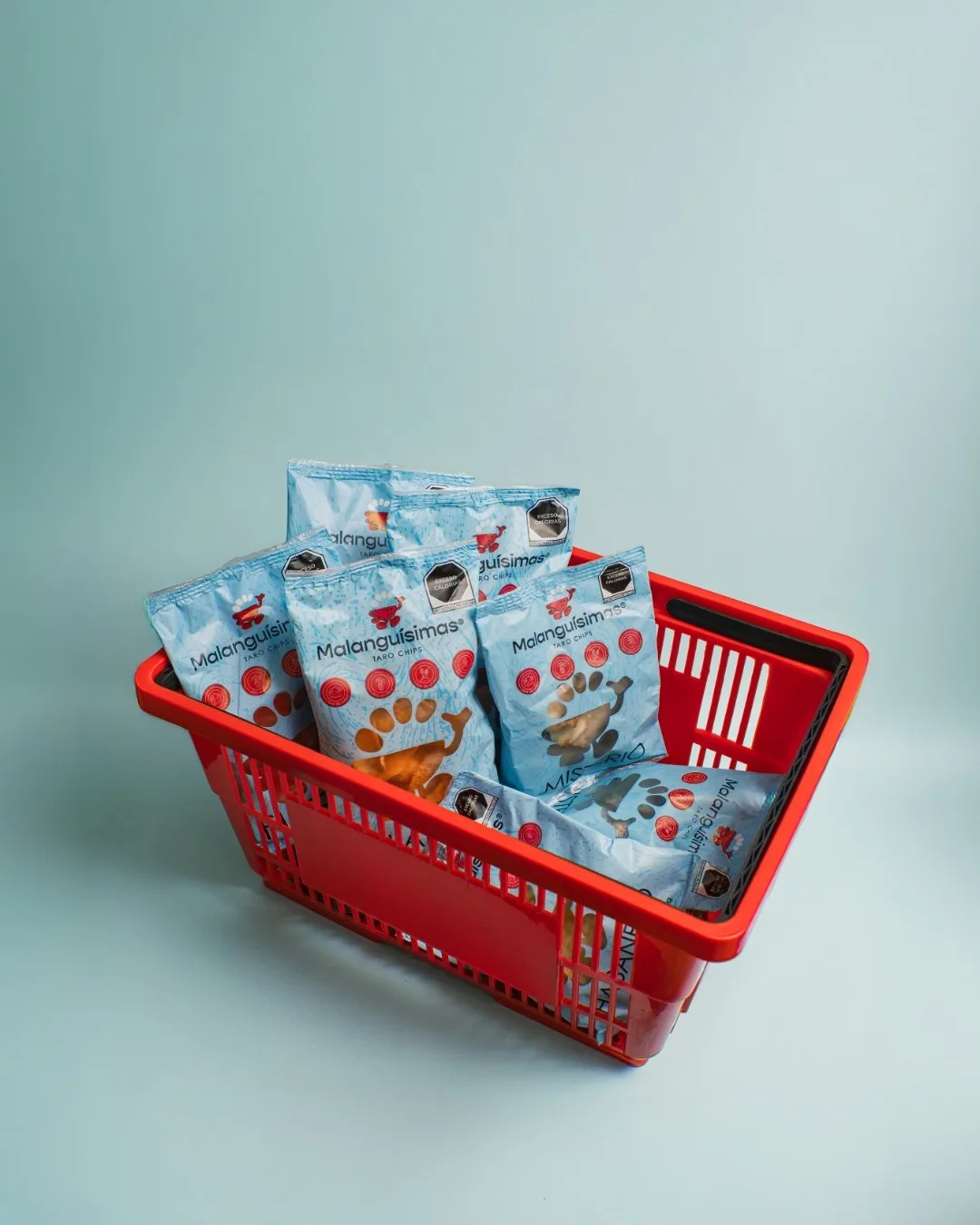 Canasta roja de súper llena de bolsas de Malanguísimas