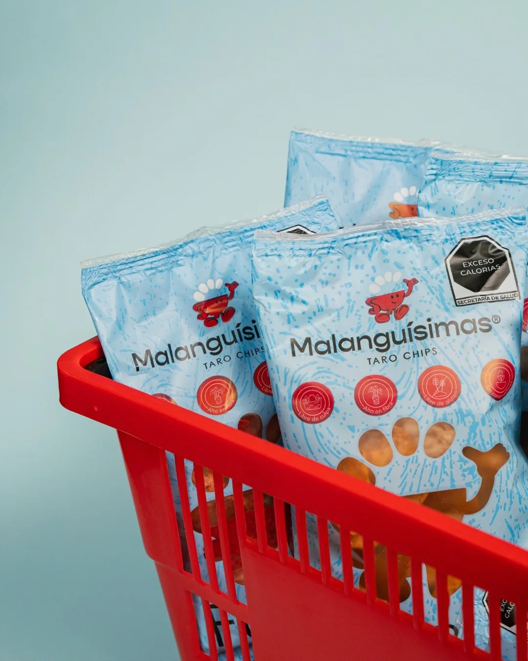 Bolsas de Malanguísimas Taro Chips de cerca en una canasta roja